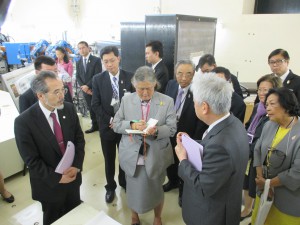 BNCT照射室を視察される様子。前列左から 松村病院長，シリントーン王女殿下，吉岡KEK名誉教授 